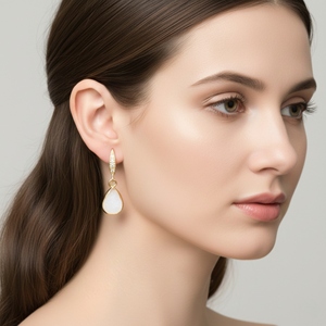 ต่างหูสีขาวดรูซี่ขนาด 27-28 มม. พร้อมกรอบชุบทองทรงลูกแพร์ประดับเพทายและลวดหู - Product Image 5