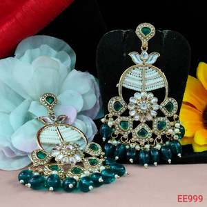 Artesanía tradicional de Chandbalis de piedra de colores y Kundan de la mejor calidad con estética vibrante, toque lujoso y radiante - Product Image 4