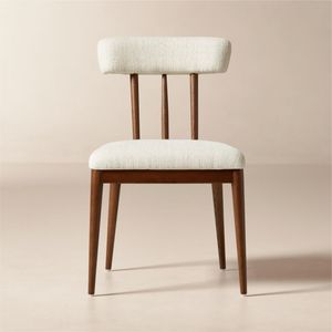 เก้าอี้รับประทานอาหารทำด้วยมือทำจากไม้ที่มีโครงด้านหลังแกะสลักและเบาะสีขาวนุ่มเหมาะสำหรับการตกแต่งบ้านที่ทันสมัยและสง่างาม - Product Image 1