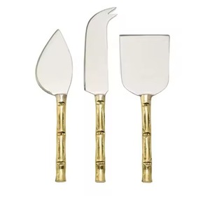 Juego de cubiertos de cuchillo de queso de acero inoxidable con mango de diseño de bambú Dorado de la mejor calidad para uso en bodas - Product Image 1