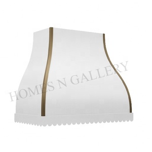 Hotte murale sur mesure en acier inoxydable, design moderne, faite à la main, avec bandes et rivets en laiton, pour îlot de cuisine style farmhouse - Product Image 1