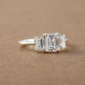 Diamante cultivado en laboratorio de corte esmeralda, ajuste de tres piedras, lujoso anillo de compromiso sólido de oro de 18 quilates, anillo de regalo de estilo moderno para mujer IGI - Product Image 2