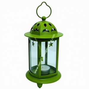Lanterne hexagonale verte en fer métallique avec panneaux de verre et découpes de houx Porte-bougie de fête fait à la main pour la décoration de vacances - Product Image 5
