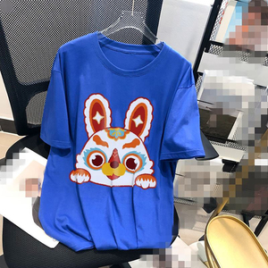 Prepárese para hacer una declaración con nuestra colección de camisetas transpirables de talla grande PARA MUJER: abrace la confianza y la individualidad - Product Image 3