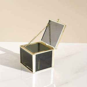 Exquisito joyero de metal y cristal hecho a mano con intrincado diseño antiguo para almacenamiento de tocador de estilo vintage - Product Image 2