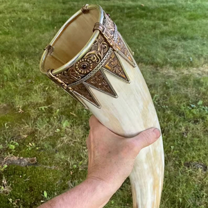 Cuerno para beber más nuevo con acabado natural y cola de latón y modelado sostenible y ecológico - Product Image 1