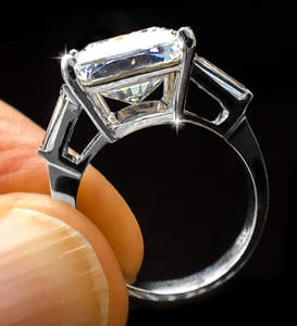 แหวนเงินแท้ 925 ดีไซน์วินเทจหรูหรา ประดับเพชรโมอิสซาไนต์ทรงเรเดียนท์ 8 กะรัต พร้อมด้วยประกายระยิบระยับ - Product Image 4