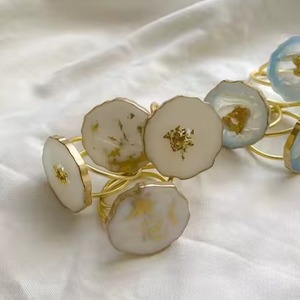 Ronds de serviette en résine faits à la main avec des gravures florales traditionnelles pour un dîner unique et élégant - Product Image 1