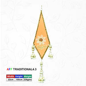 Décoration suspendue triangulaire en velours artificiel artisanal, motif losange, couleur orange - Product Image 1
