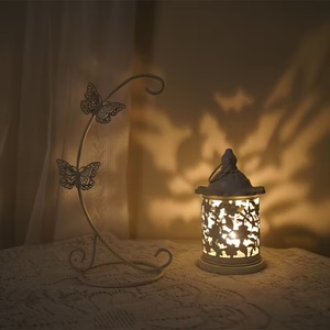 Lanterne suspendue en métal blanc avec support papillon, motif floral ajouré, design élégant, lumière douce, décoration d'intérieur - Product Image 4