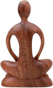 Escultura de yoga meditativa hecha de madera natural de suar que muestra una postura sentada, ideal para salas de yoga y entornos espirituales. - Product Image 2