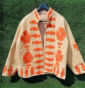 Veste en velours beige pour femme avec broderies de poissons et de fleurs, col montant, manches longues et style ethnique artistique pour la mode de détail - Product Image 1