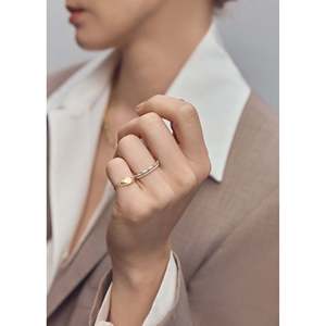 Anillo de Diamantes Petite Baguette Half Eternity, Accesorio de Joyería Elegante y con Estilo - Product Image 2