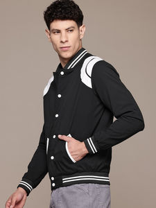 Chaqueta Universitaria de Alta Calidad en Color Negro para Hombre, Cuello Acanalado, Botones y Letras, Estilo Bomber de Béisbol Universitario - Product Image 4