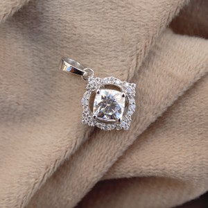 Collier élégant léger en argent sterling 925 avec pendentif Moissanite coupe coussin cadeau pour elle - Product Image 2