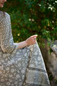 Robe bohème Kiara en pur coton imprimé à la main, décontractée, occasionnelle, vacances, été, gris et blanc - Product Image 2