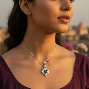 Colgante de Granate con Corte Geométrico de Diamante para Mujer - Plata de Ley Chapada en Rodio - Joyería de Moda - Product Image 1