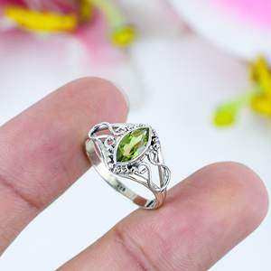 Bague unisexe vintage en argent sterling 925 faite à la main par S.K.Jewels, avec pierre précieuse de forme marquise, tendance, péridot serti clos - Product Image 4