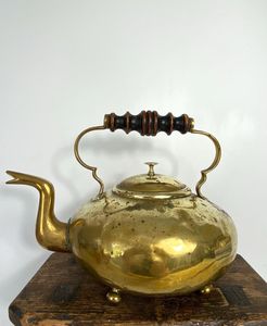 Bouilloire à thé en laiton au look classique pour la préparation quotidienne du thé, avec une poignée confortable et une forme élégante - Product Image 1