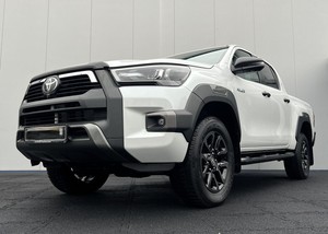2023 para Toyota HiLux doble cabina 4x4 invencible usado AWD con asientos de cuero y dirección izquierda interior oscura - Product Image 2