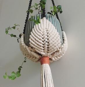 Suspension pour plantes en macramé en coton écologique, design bohème, fait à la main, pour la décoration de la maison, du jardin et du balcon - Product Image 1