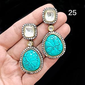 Pendientes artesanales Kundan Jhumka con gotas de perlas y trabajo de Meenakari joyería India auténtica para novias y ropa de fiesta - Product Image 2