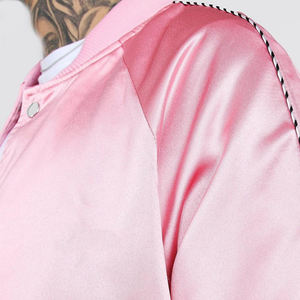 Chaqueta de satén estilo universitario para hombre, personalizada con letras bordadas, de seda, informal, de poliéster grueso, estilo urbano, para invierno. - Product Image 3