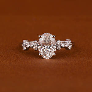 Bague en diamant de laboratoire en or massif 14KT Style classique Taille ovale Engagement avec certificat IGI Son cadeau - Product Image 1