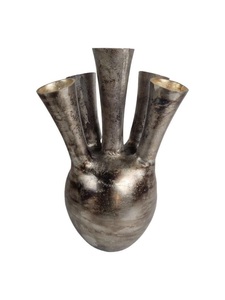 Vase à fleurs en métal créatif et contemporain avec une forme unique frappante, parfait pour présenter des fleurs artificielles fraîches avec style - Product Image 2