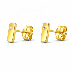 Boucles d'oreilles clous JJ BRAVO en or jaune 14 carats, serties de zircone cubique, design géométrique rectangulaire, style minimaliste - Product Image 2