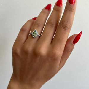 Bague de fiançailles en or blanc 14 carats pour femme, avec un diamant de laboratoire de forme poire vert vif fantaisie de 2 carats, halo et accents - Product Image 2