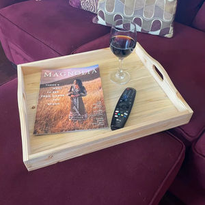 Bandeja de Servir de Madera Hecha a Mano con Asas, Material de Pino, Apta para Lavavajillas y Microondas, Acabado Pulido, para Bebidas, Cocina y Decoración del Hogar - Product Image 1