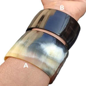 Brazaletes de cuerno de Búfalo con tamaños y diseños personalizables Brazaletes de cuerno de buey de color natural con estilos de superficie brillante y mate - Product Image 5