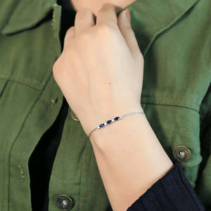 Pulsera de Moda con Dijes Lineales Azules y Plateados - Product Image 2