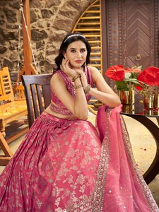 Este impresionante conjunto de lavanda dola seda jacquard lehenga choli presenta un intrincado brillo Floral de Zari plateado maravillosamente - Product Image 5