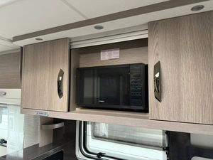 Remolque de Viaje Estándar Europeo Directo de Fábrica con Características Modernas y Elegantes y Entrega Rápida Compre Caravanas y Campers Limpios en EE. UU. - Product Image 4