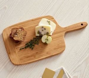 Tabla de cortar de madera con estilo, diseñada para complementar la estética de cocina contemporánea con funcionalidad confiable - Product Image 4