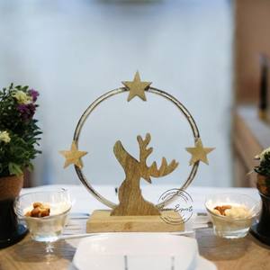 Décoration de Noël en bois artisanal en forme de cœur avec anneau en étoile métallique, design artistique, élégant accent de table pour la décoration moderne de la maison - Product Image 2