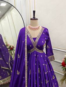 Conjunto de vestido bordado de seda Chinon de diseñador listo para usar para fiestas y bodas, incluido pantalón y Dupatta - Product Image 3