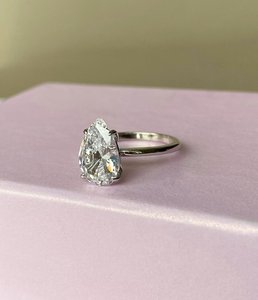 Anillo de Compromiso y Matrimonio con Diseño Minimalista, Corte de Pera, Moissanita, Engaste Clásico, Plata de Ley 925, Joyería de Plata - Product Image 5