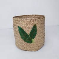 Nouveau design Panier en jonc de mer brodé de palmiers OEM Panier en osier tissé à la main à motif personnalisé de l'usine vietnamienne HNH Craft