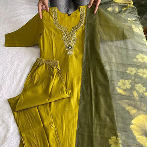 Elegante Traje de Fiesta Estilo Pakistaní de Diseñador, Vestido de Novia Bordado en Seda Semi-Cosido, Salwar Kameez Largo Listo para Usar con Dupatta - Product Image 1