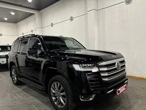 SUV Familiar 2025 LC300 Frigate 07 Dargo Dark AWD, Cuero, Volante a la Izquierda, Techo Panorámico - Product Image 3