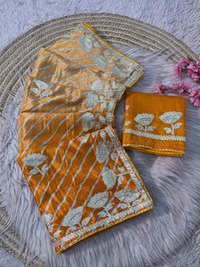 Sari de Chinon Suave con Estampado Digital Lehriya y Trabajo de Gota con Cinta, Fabricante de la India, Precio al por Mayor - Product Image 4