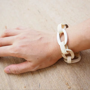 Collar de Lujo Hecho a Mano con Cuerno de Búfalo, Joyería Natural y Sostenible para Mujer, Alta Calidad - Product Image 1