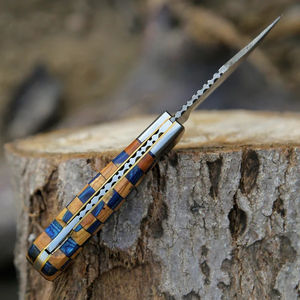 Cuchillo Plegable Hecho a Mano de Acero Damasco Inoxidable de Grado Industrial |   Cuchillo de Caza y Camping OEM de Bolsillo con Borde Dentado y Otras Opciones de Mango - Product Image 4