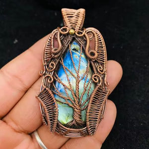 Colgante de malaquita en forma de pirámide, chapado en oro vintage, con alambre de latón, hecho a mano, ideal como regalo de boda o piedra de nacimiento. - Product Image 1