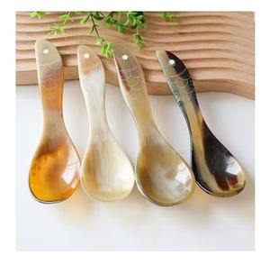 Couverts en corne de buffle multicolores faits à la main, naturels et de bonne qualité, pour le thé et les fêtes indiennes. - Product Image 1