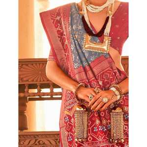 Impresionante Sari de Seda Estampado en Gris Dorado, Elegantes Vestidos de Novia - Product Image 2