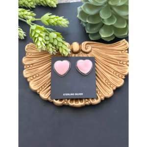 Pendientes de Corazón Hechos a Mano en Plata de Ley y Concha Rosa Navajo, Joyería Cultural Coleccionable - Product Image 1